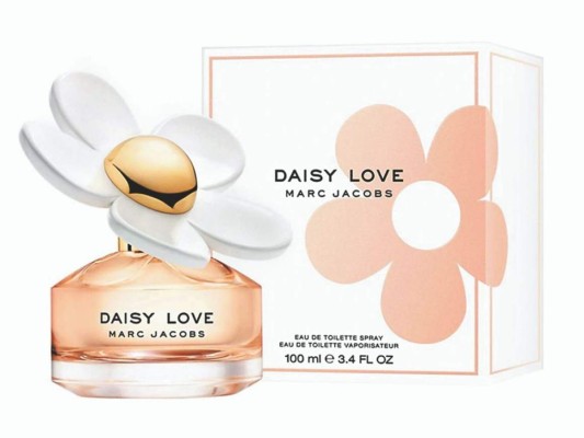 DAISY LOVE by MARC JACOBS<br/>Adictiva e irresistible, Daisy Love llena el aire con un amor contagioso por la vida. Los delicados pétalos de las margaritas se mezclan con brillantes almizcles de cachemira y madera flotante.