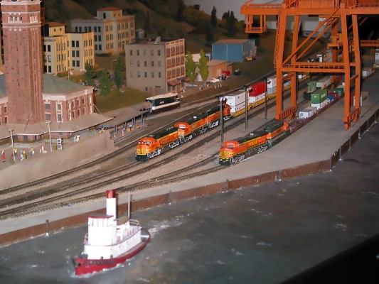16- Era aficionado a los trenes a escala.