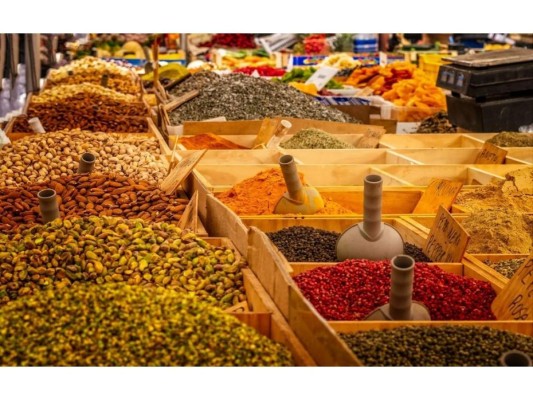 Elige los productos a granel: Son aquellos productos que se efectúan en grandes cantidades que se venden sin envasar ni empaquetar, estos disminuyen el impacto del envasado por lo que protege y alarga la vida de los productos.
