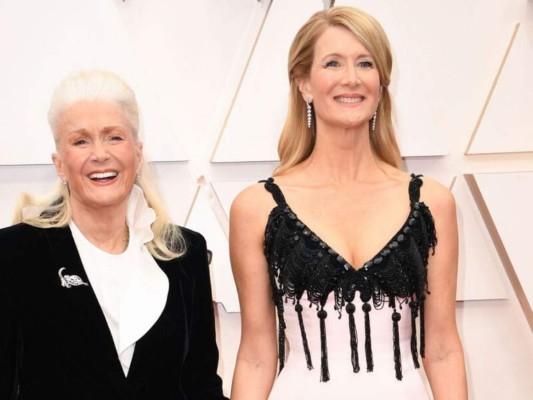 La actriz Laura Dern estuvo acompañada de su madre Diane Ladd, quien no pudo contener las lagrimas al ver como su hija recibía el Oscar como Mejor actriz de reparto.