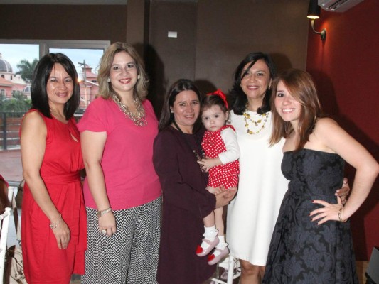 Alegre shower para María José Welchez  