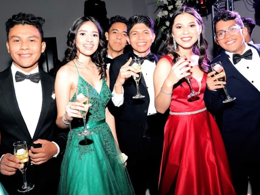 Los Seniors 2019 de la Hillcrest School celebran el fin de su High School con una elegante gala