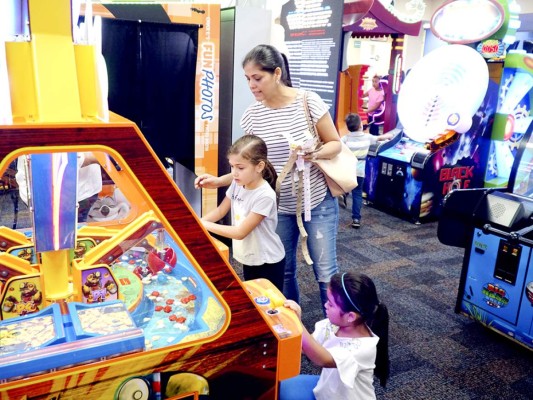 El restaurante Chuck E Cheese's un centro familiar de entretenimiento  