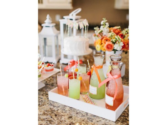 Una estación de sangrías o refrescantes bebidas también cambiará la perspectiva de tu celebración. Prefiere bebidas a base de frutas de la estación y sírvelas en jarros transparentes que inviten a probarlas.