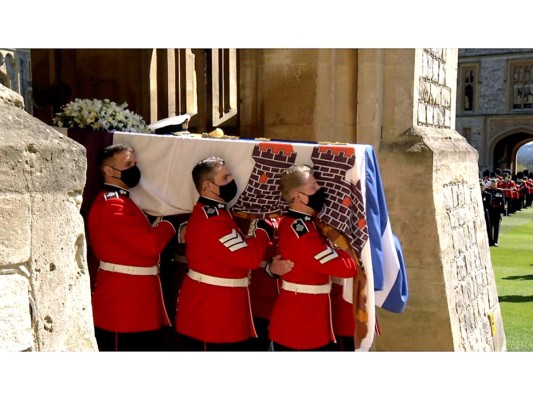 El ataúd del duque de Edimburgo salió del Salón Interior gracias a un grupo del Primer Batallón de Granaderos de la Guardia de la Compañía de la Reina. El ataúd está envuelto con la bandera Royal Standard del Príncipe Felipe.