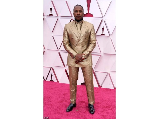 Leslie Odom Jr.<br/> ¡Para los Óscar usamos dorado! Este traje Brioni que usó el cantante/actor nos dejó encantados.