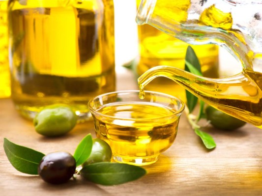 Acidos grasos. Son necesarios para mantener la piel hidratada, se encuentran en el aceite de oliva y semillas de almendra.