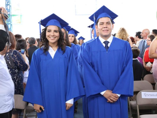 Entrega de títulos de la Macris School, generacion 2017