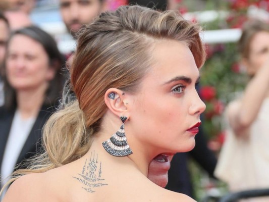 Uno de los últimos tatuajes de Cara Delevingne es un león que se tatuó en el dedo índice y el segundo es un tatuaje de sus iniciales en el costado de la palma de su mano sobre la parte inferior.