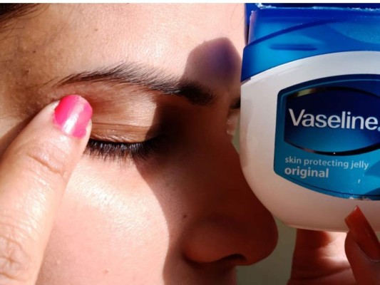 Vaselina: Gracias a su contenido de vitamina E ayudará a que las pestañas logren crecer fortalecidas e hidratadas. Comienza a aplicarla por las noches durante varios meses.