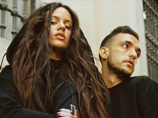 Rosalía y C. Tangana: estos artistas españoles se conocieron en 2015. En 2016 sacaron su primera canción juntos llamada “llámame Más Tarde” y antes de su separación en 2017 lanzaron el tema “Antes de Morirme”, el cual ha tenido un gran éxito en las diferentes plataformas de streaming.