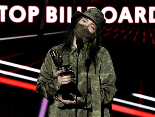Billie Eilish se lleva su segundo premio de la noche a Mejor Artista Femenina. También se llevó la estatuilla por Mejor Álbum.