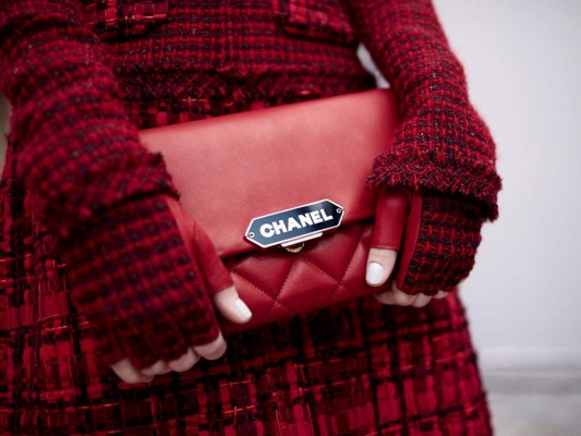 Cartera de piel de cordero en el clásico acolchado y solapa lisa en rojo oscuro