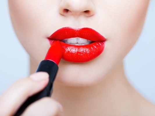 ¿Cómo elegir el labial rojo perfecto según tu tono de piel?