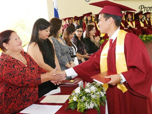 Entrega de títulos de Mayan School II parte