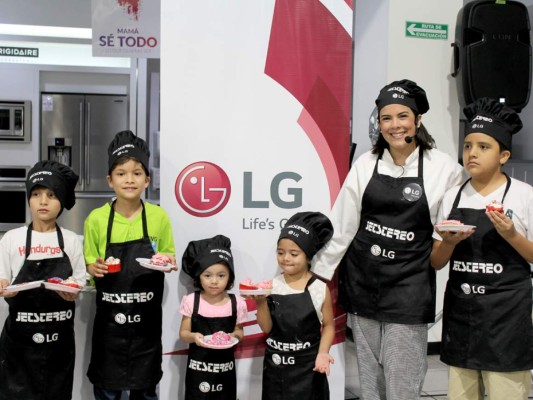 La chef y presentadora Erika Corleto impartió curso de repostería