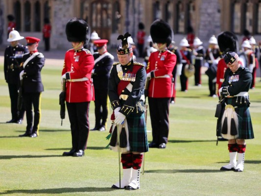 Los honores militares no podían faltar durante el funeral del duque de Edimburgo (Photo by CHRIS JACKSON / POOL / AFP)