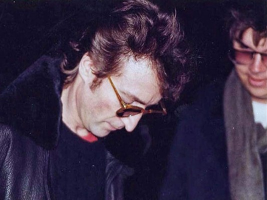 John Lennon<br/>Esta foto fue tomada justo cuando John Lennon se encontraba brindando autógrafos a sus fans, pero en especial a Mark Chapman. Cuatro horas después este mismo fanático sería el asesino de Lennon.<br/>