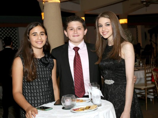 Mikaela Facussé, Héctor y Stephanie Kattan<br/>