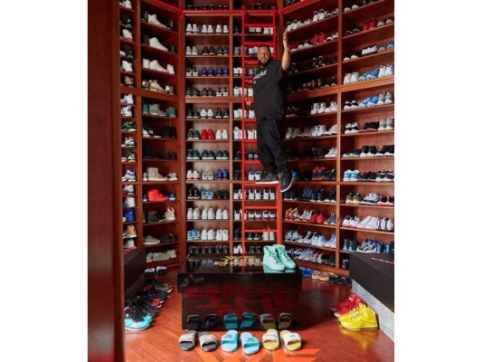 ¿Quién dijo que las mujeres eran las únicas amantes de los zapatos? DJ Khaled mandó a construir un gran armario sólo para sus sneakers.