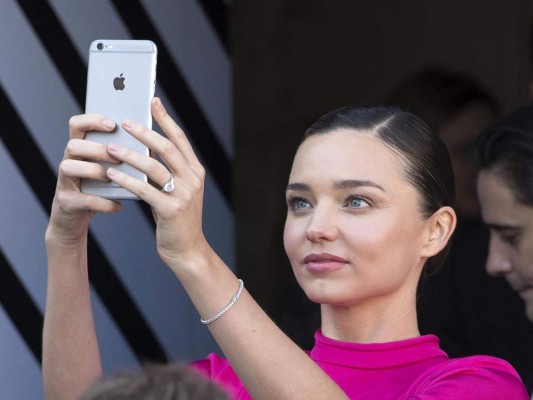 Hazte los selfies desde arriba. En una ocasión Miranda Kerr reveló para la revista ELLE, que ella hacia sus fotografías mirando hacia arriba.<br/>