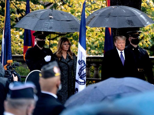 Donald y Melania Trump en un acto conmemorativo en la Tumba del Soldado Desconocido en el Arlington National Cemetery, Virginia (Photo by Brendan Smialowski / AFP)