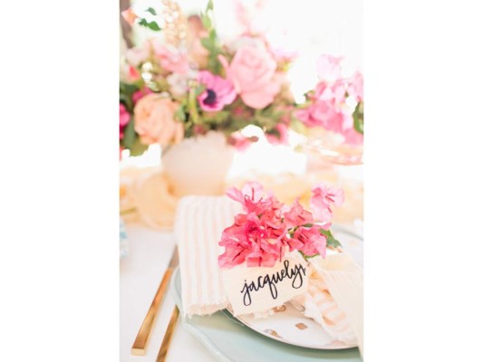 <br/> Las flores de tu propio jardín, retazos de telas en alegres estampados y bases decorativas que ya tienes en casa se conjugan en una mesa alegre y romántica<br/>