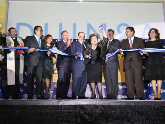 Durante el corte de la cinta de inauguración de la apertura de la sexta tienda de Diunsa, Carlos Magno, Mario y Maritza Faraj, Nasry Asfura, Ricardo Alvarez, Jorge y Diana Faraj.