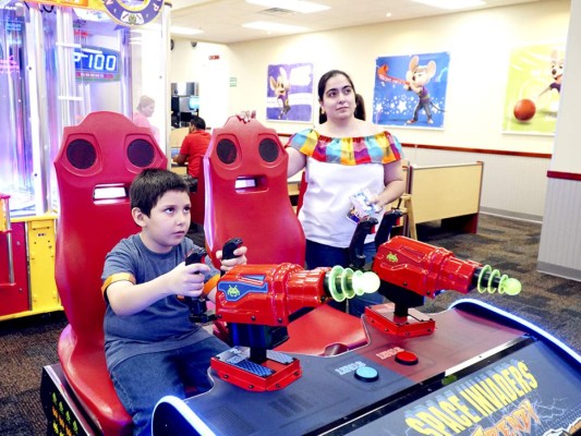 El restaurante Chuck E Cheese's un centro familiar de entretenimiento  