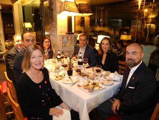 El embajador de Francia Pierre Soccoja, Mary y Thierry de Pierrefeu, Elena Herreros con su esposo el embajador de España Miguel Albero, Jean Francois de Peyrecave junto a su esposa Hilda Hernández