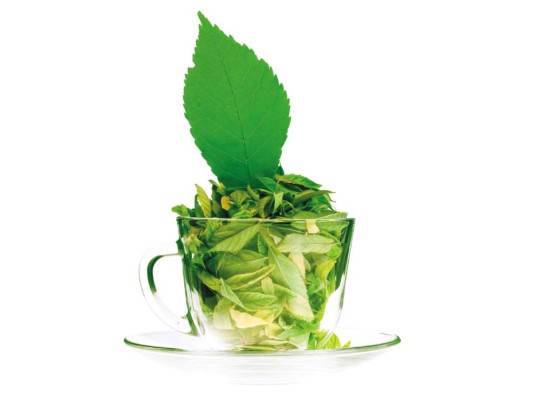Té verde. Esta bebida contiene más antioxidantes que cualquier producto de belleza. Previene y combate el acné y ayuda a eliminar las toxinas de la piel.