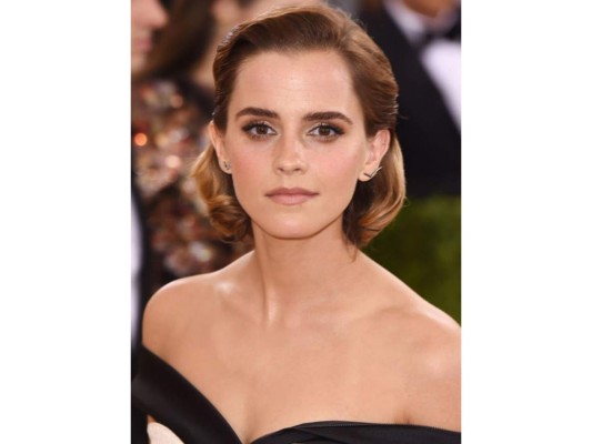 Emma Watson. La actriz inglesa apostó por un vestido blanco y negro off-the-shoulder de Calvin Klein que combinó con un look fresco y natural de labios desnudos y cejas bold. El cabello en un recogido contemporáneo completa el efecto wow.