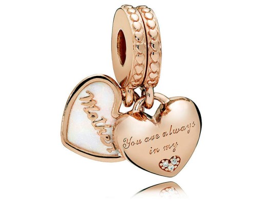 You're always in my heart. Charm colgante Pandora Rose Corazones Madre e Hijo con una aleación única de metales, con plata de baja aleación y cobre con un recubrimiento de oro de segunda ley y adornado con esmalte plateado, circonitas cúbicas transparentes y grabado You are always in my heart. By Pandora