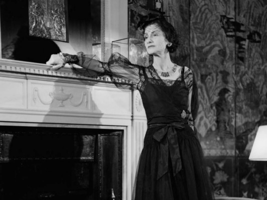 La diseñadora vivió durante 30 años en el Hotel Ritz, hasta la edad de 88. Murió un 10 de enero de 1971 a causa de un paro cardíaco. Sus últimas palabras fueron: “bueno, y así es como uno muere”.<br/>