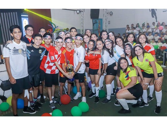 Con una verdadera fiesta mundialista arracaron su primer dia de clases los seniors del Instituto Bilingüe Valle de Sula.