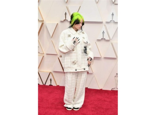 Billie Eilish: la joven cantante eligió un oversize suit de Chanel. Un look que no le favoreción en lo absoluto.<br/>