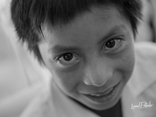 ¿Acaso hay algo más puro que la mirada de un niño? Ellos que sueñan con un mundo mejor, sonríen hacia el futuro con la esperanza a flor de piel.