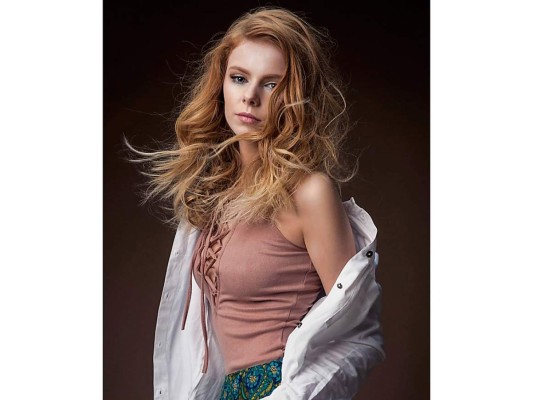 Nadia Sayers, Miss Irlanda. Es una trabajadora de intervención temprana de salud mental de 26 años que se graduó de la Universidad de Queens en Belfast, con una licenciatura en psicología.