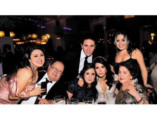 La novia con Olga Abudoj, Sebastián, Verónica, Natalie, Horacio y Rossana LacavaJosé