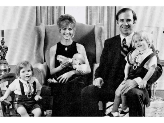 Joe Biden con su primera esposa, Neilia y sus hijos Hunter, Naomi y Beau