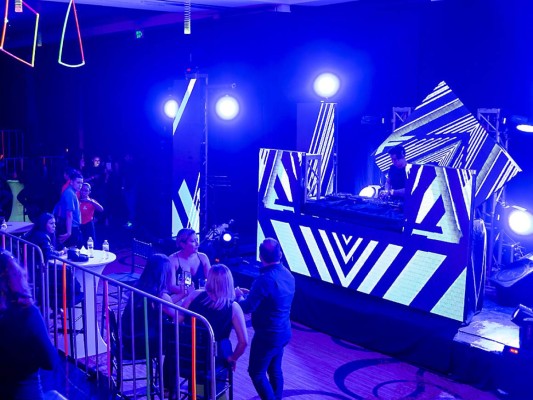 La Neón Djs Party una fiesta vibrante
