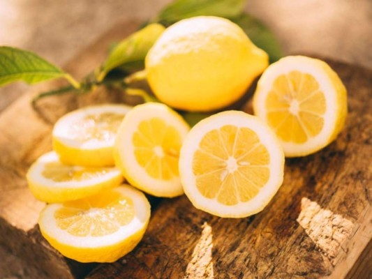 Limón: El limón es un excelente antioxidante para la piel, la mejor manera de usarlo es aplicarlo directamente con un algodón.