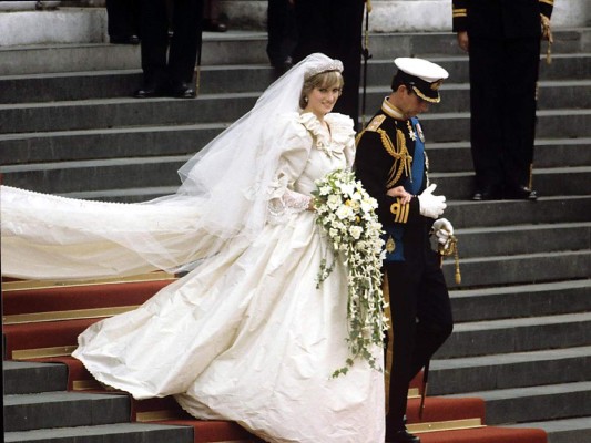 Lady Diana. Para su boda con el príncipe Carlos de Inglaterra, la más vista del siglo XX, Diana Spencer utilizó un histórico diseño de los entonces esposos Elizabeth y David Emanuel. Ese 29 de julio de 1981 la tímida novia marcó historia al desfilar ante la atenta mirada de 3,500 invitados con un espectacular ajuar elaborado en seda color marfil y encaje antiguo con más de diez mil perlas y lentejuelas bordadas a mano y una mítica cola de 25 metros. Su tocado incluía la Spencer Tiara, un regalo que recibió de su abuela que incluía piezas florales de diamantes y plata montadas sobre una base de oro. El bouquet, en forma de cascada, fue elaborado con flores blancas: orquídeas, gardenias, fresias y lirios del valle, entre otras. Debido a las dimensiones del vestido, que no tenía espacio en un auto, la novia se trasladó a la catedral de St. Paul en una carroza de vidrio tirada por caballos, la misma que utilizó el rey Jorge V para su coronación en 1911.