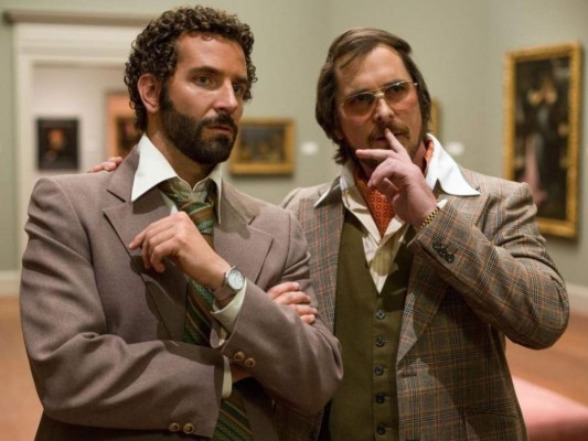 1. American Hustle<br/>Esta historia compleja contiene personajes que se sienten muy auténticos gracias al gran elenco que posee, incluyendo a Jennifer Lawrence, Amy Adams, Christian Bale y, por supuesto, Bradley Cooper. Divertida, un poco oscura y entretenida, esta cinta te mantendrá con los ojos clavados en la pantalla. 92% de aceptación.