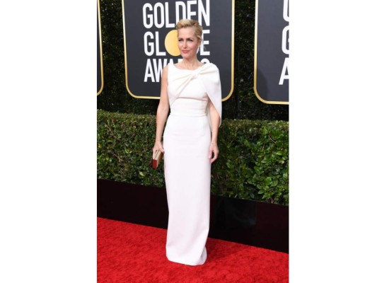 Este vestido es definitivamente uno de los más impresionantes y es que Gillian Anderson pensó en todo a cerca de su estilismo. Lleva una media capa la cual es aún más sorprendente por detrás, ya que está complementada por un collar de diamantes que se desliza por su espalda