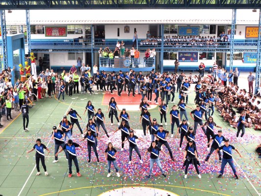 Senior entrance de la Macris School