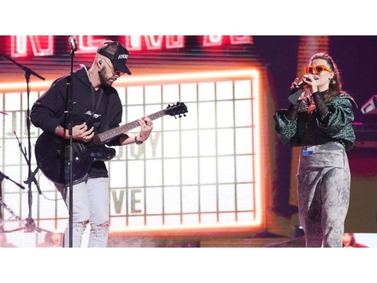 Jesse & Joy subieron al escenario para interpretar su canción 'Love (Es Nuestro Idioma)', que fue lanzada en junio en apoyo de la comunidad LGBTQ y para crear conciencia sobre la terapia de conversión que todavía se lleva a cabo en México y otras partes del mundo.