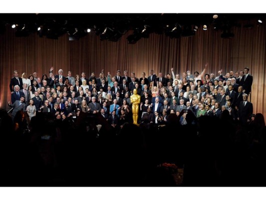 Steven Spielberg, Guillermo del Toro, Gary Oldman, Timothee Chalamet, Daniel Kaluuya, Sally Hawkins, Margot Robbie, Saoirse Ronan, Greta Gerwig, Meryl Streep, Willem Dafoe, Richard Jenkins, Sam Rockwell, Kobe Bryant, Mary J. Blige entre otros nominados posaron en la íconica foto grupal