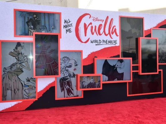 Emma Stone y Kirby Howell-Baptiste en la premiere mundial de Cruella de Disney