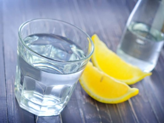 10 beneficios de beber agua con limón